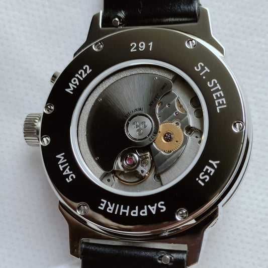 Intentional flat caseback